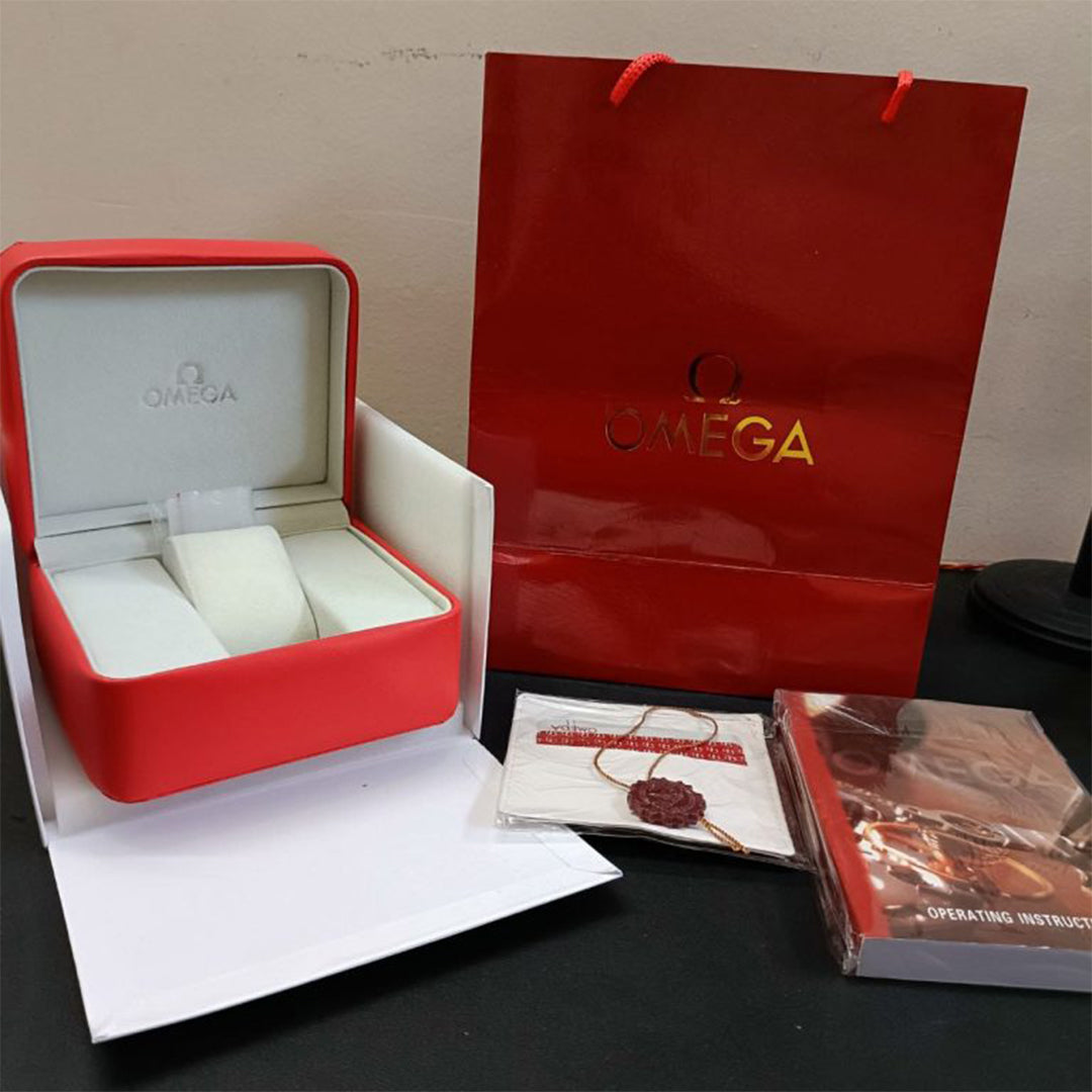 Omega Seamaster 007 Diver 300M  Silver Black Dial Metal watch